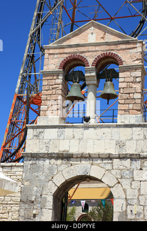 Kloster und Riesen Pylon auf dem Gipfel des Mount Pantokrator, dem höchsten Punkt auf Korfu, Griechenland Stockfoto