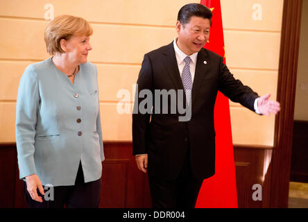 St. Petersburg, Russland. 06. September 2013. Bundeskanzlerin Angela Merkel empfängt Chinas Präsident Xi Jingping bei auf dem G20-Gipfel. Der G20-Gipfel findet vom 05 bis 06 September statt. Foto: Kay Nietfeld/Dpa/Alamy Live News Stockfoto