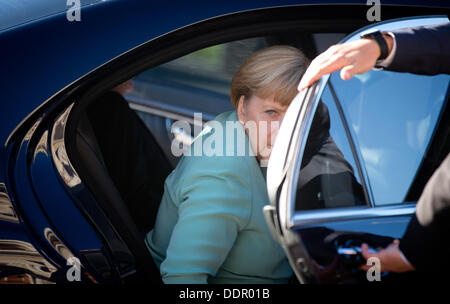 St. Petersburg, Russland. 06. September 2013. Bundeskanzlerin Angela Merkel wird aus ihrer Limousine auf dem G20-Gipfel. Der G20-Gipfel findet vom 05 bis 06 September statt. Foto: Kay Nietfeld/Dpa/Alamy Live News Stockfoto