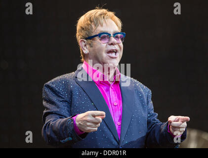 Berlin, Deutschland. 05. Sep, 2013. Sir Elton John führt auf der Waldbühne-Bühne in Berlin, Deutschland, 5. September 2013. Britischer Musiker John gibt fünf Konzerte in Deutschland während seiner "Greatest Hits Live Tour 2013". Foto: Florian Schuh/Dpa/Alamy Live News Stockfoto