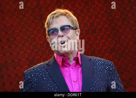 Berlin, Deutschland. 05. Sep, 2013. Sir Elton John führt auf der Waldbühne-Bühne in Berlin, Deutschland, 5. September 2013. Britischer Musiker John gibt fünf Konzerte in Deutschland während seiner "Greatest Hits Live Tour 2013". Foto: Florian Schuh/Dpa/Alamy Live News Stockfoto
