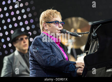 Berlin, Deutschland. 05. Sep, 2013. Sir Elton John führt auf der Waldbühne-Bühne in Berlin, Deutschland, 5. September 2013. Britischer Musiker John gibt fünf Konzerte in Deutschland während seiner "Greatest Hits Live Tour 2013". Foto: Florian Schuh/Dpa/Alamy Live News Stockfoto