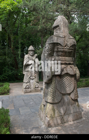 Ming-Gräber, Nanjing, China. Statuen von Krieger und Hüter Wengzhong unterwegs. Stockfoto