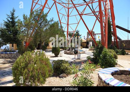 Riesige Pylon sitzen Füße von der Kloster-Tür auf dem Gipfel des Mount Pantokrator, dem höchsten Punkt auf Korfu, Griechenland Stockfoto