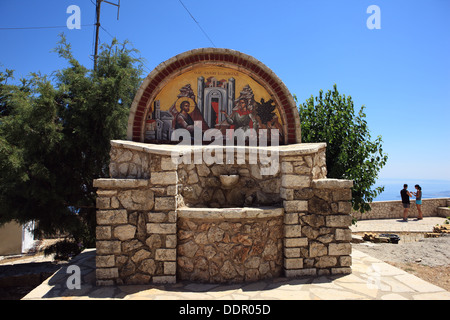 Religiöse verzierten Fries über dem Brunnen in der Nähe des Klosters auf dem Gipfel Mount Pantokrator Stockfoto