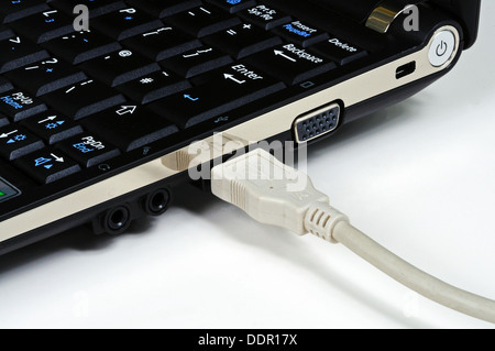 USB-Kabel an der Seite des Netbook angeschlossen. Stockfoto