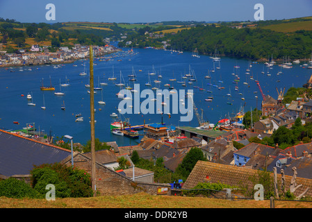 Boote auf Fowey Fluss Cornwall England UK mit schönen blauen Wasser und Himmel in satte Tiefen HDR Farbe von Polruan Stockfoto