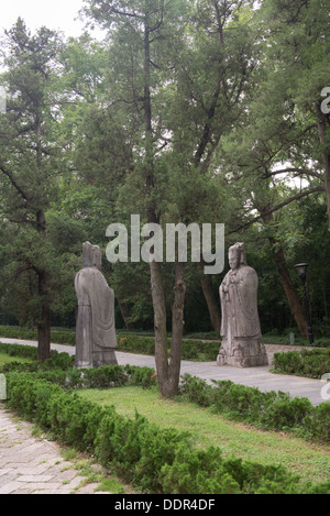 Ming-Gräber, Nanjing, China. Statuen von Krieger und Hüter Wengzhong unterwegs. Stockfoto