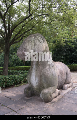 Ming-Gräber, Nanjing, China. Statue eines Pferdes Elefanten unterwegs. Stockfoto