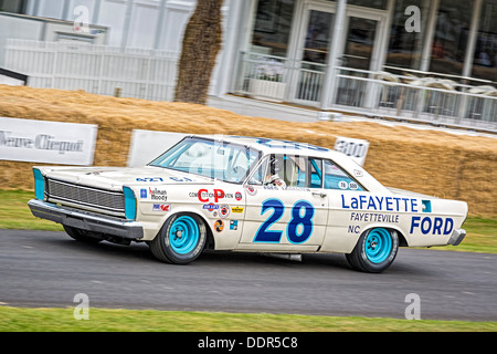 1962 Ford Galaxie 500 mit Fahrer Andrew Franzone auf die 2013 Goodwood Festival of Speed, Sussex, UK. Stockfoto