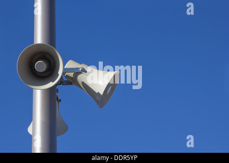 drei Megaphone montiert an einen silbernen Pfahl am blauen Himmel Stockfoto