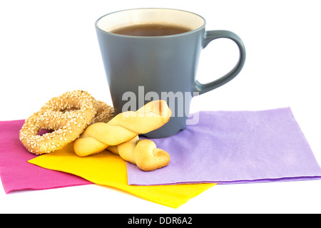 Tasse Tee, Kekse und Zwieback isoliert auf weißem Hintergrund. Stockfoto