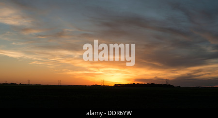 Sonnenuntergang über einem Prairie Feld, Manitoba, Kanada Stockfoto