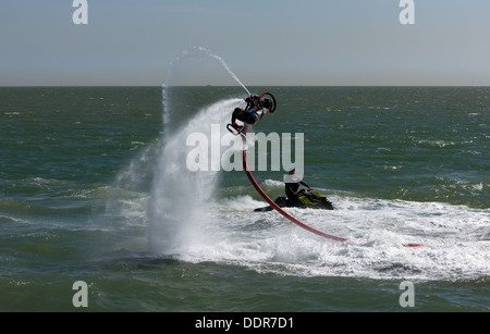 Dave Thompson führt eine erstaunliche Fly Board-Demonstration in Broadstairs Wasser Gala 2013. Stockfoto