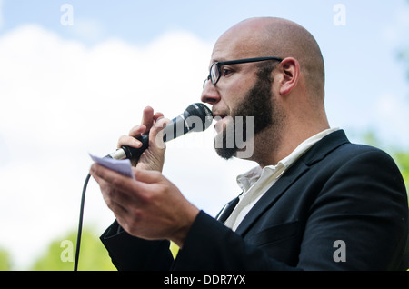 Simon Welsh anlässlich Gürtel es heraus Balcombe Event, Balcombe, West Sussex, für die Anti-Fracking Kampagne, 11. August 2013 Stockfoto