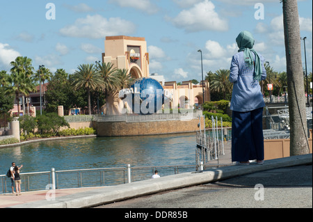 Touristen auf der Suche an Universal Studios Orlando, Florida, USA Stockfoto