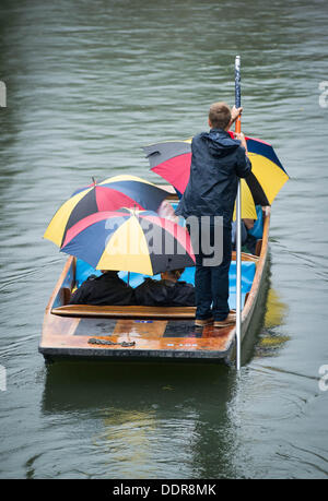 Cambridge, UK. 06. September 2013. Hat Sommer zu einem Ende kommen wie Regen erreicht heute viele Teile von Großbritannien, aber das hindert nicht, dass Touristen aus unter Punt Ausflüge auf dem Fluss Cam in Cambridge Credit: JAMES LINSELL-CLARK/Alamy Live News Stockfoto