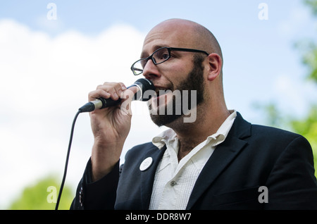 Simon Welsh anlässlich Gürtel es heraus Balcombe Veranstaltung in Balcombe, West Sussex, für die Anti-Fracking Kampagne, 11. August 2013 Stockfoto