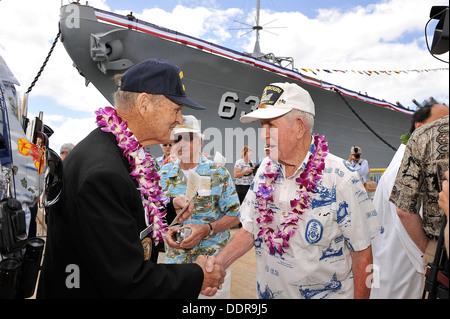 US Navy Petty Officer 1st Class (Ret) Art Albert und Schuyler Fredrikson, ein ehemaliger drittklassigen Petty Officer zugewiesen beide t Stockfoto