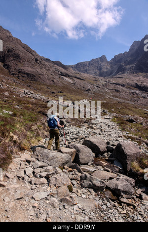 Weibliche Hillwalker auf Fußweg Coire Lagan und Sgurr Alasdair in Black Cuillin Mountains, Isle Of Skye, Schottland, Großbritannien Stockfoto