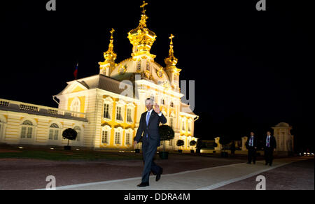 St. Petersburg, Russland. 05. Sep, 2013. US-Präsident Barack Obama geht auf dem G20-Gipfel im Peterhof Palast in St. Petersburg, Russland, 5. September 2013. Der G20-Gipfel findet vom 05 bis 06 September statt. Foto: KAY NIETFELD/Dpa/Alamy Live News Stockfoto