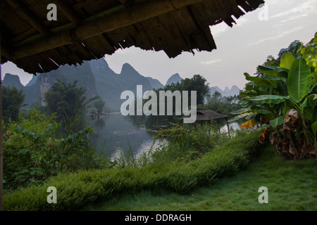 Blick auf einen Fluss mit Bergen im Hintergrund, Yangshuo Mountain Retreat, Yangshuo, Guilin, Provinz Guangxi, China Stockfoto