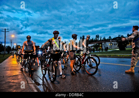 Spartan Fallschirmjäger mit dem 4. Infantry Brigade Combat Team (Airborne), 25. Infanterie-Division, konkurrieren in einem 17-Mile-Rennen Sparta Woche hier auf gemeinsame Basis Elmendorf-Richardson, Alaska, 3. September 2013 starten. Sparta-Woche ist eine einwöchige Veranstaltung ein Stockfoto