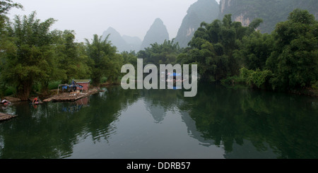 Holzflößen im Yulong Fluss, Yangshuo, Guilin, Provinz Guangxi, China Stockfoto