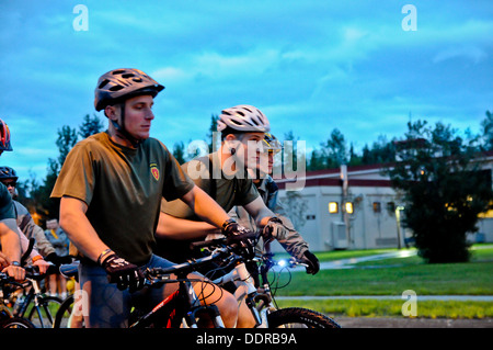 US Army 1st Lt. Michael Blanchard mit 501st Infanterie-Regiment, 4th Infantry Brigade Combat Team (Airborne), 1. Bataillon, 25. Infanterie-Division, bereitet sich auf ein 17-Mile-Bike Rennen zum Auftakt Sparta Woche hier auf der gemeinsamen Basis Elmendorf-Richards Stockfoto