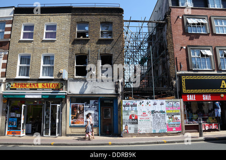 Riot-Schäden ab 2011 Unruhen noch sichtbar in einem Peckham Street, London, SE15, England Stockfoto