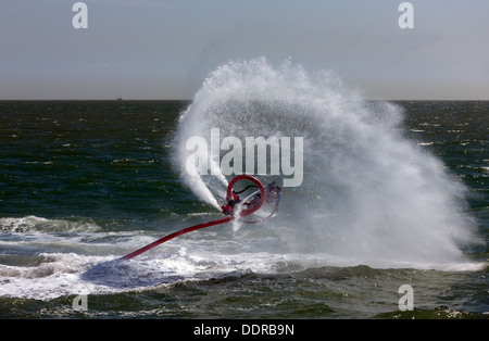 Dave Thompson führt eine erstaunliche Fly Board-Demonstration in Broadstairs Wasser Gala 2013. Stockfoto