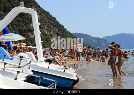 Belebten Glyfada Strand auf der Insel Korfu in Griechenland Stockfoto