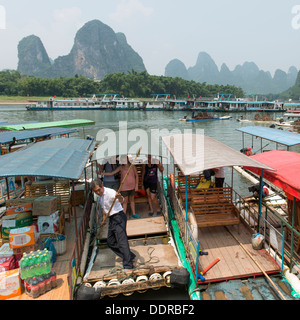 Touristen auf einem Ausflugsboot Li-Fluss, Xingping, Yangshuo, Guilin, Provinz Guangxi, China Stockfoto