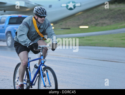 US Armee Sgt. 1. Klasse Joshua Steffen mit Stabskompanie, 4th Infantry Brigade Combat Team (Airborne), 25. Infanterie-Division, konkurriert in einem 17-Mile-Rennen Sparta Woche hier bei Joint Base Elmendorf-Richardson, Alaska, 3. September 2013 starten Stockfoto