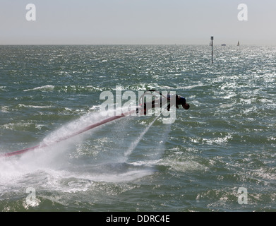 Dave Thompson führt eine erstaunliche Fly Board-Demonstration in Broadstairs Wasser Gala 2013. Stockfoto