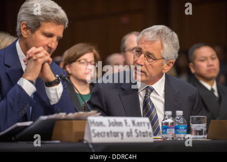 US-Verteidigungsminister Chuck Hagel spricht mit Außenminister John Kerry während einer Anhörung Senate Foreign Relations Committee Stockfoto