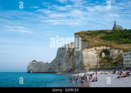 Der Strand und die Klippen von Etretat im Sommer - Haute-Normandie, Frankreich Stockfoto