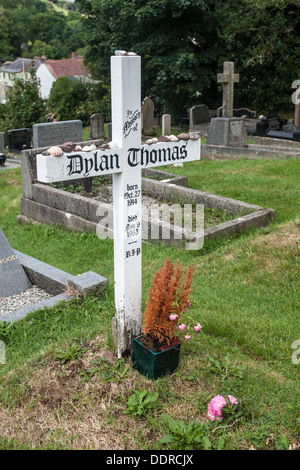 Das Grab Denkmal Kreuz nach Dylan Thomas am St. Martins Kirche Friedhof Laugharne Carmarthenshire Wales Stockfoto