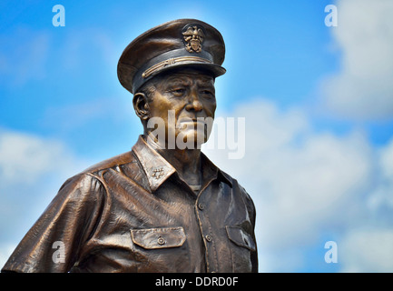 Eine 9-Fuß hohe Bronzestatue von Fleet Admiral Chester w. Nimitz ist auf eine Einweihung der Statue vor dem Schlachtschiff vorgestellt Stockfoto