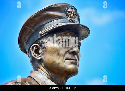 Eine 9-Fuß hohe Bronzestatue von Fleet Admiral Chester w. Nimitz ist auf eine Einweihung der Statue vor dem Schlachtschiff vorgestellt Stockfoto