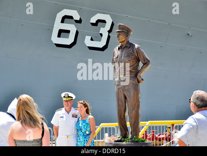 PEARL HARBOR (2. September 2013) A 9-Fuß hohe Bronzestatue des Fleet Admiral Chester w. Nimitz ist auf eine Statue Einweihungsfeier vor dem Schlachtschiff Missouri-Denkmal enthüllt. Bildhauers Rip Caswell, schildert die Statue Nimitz, wie er in Buenos Aires erschienen Stockfoto