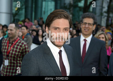 Toronto, Kanada. 05. Sep, 2013. Deutscher Schauspieler und Darsteller Mitglied Daniel Bruehl für das Screening von "The Fifth Estate" während der 38. jährlichen Toronto Filmfestival in Toronto, Kanada, 5. September 2013 kommt. Das Festival dauert bis zum 15. September. Foto: Hubert Boesl/Dpa/Alamy Live News Stockfoto