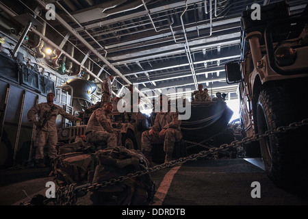 Marines aus der 13. Marine Expeditionary Unit (MEU 13.) und Assault Craft Einheit (ACU) 5 bereiten sich auf die amphibischen Transportschiff der Dock USS New Orleans (LPD 18) für ein mock Strand Überfall auf der Marine Corps Base Hawaii aussteigen. New Orleans ist im Gange für versorgten Stockfoto