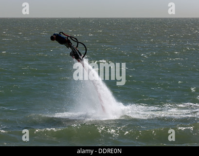 Dave Thompson führt eine erstaunliche Fly Board-Demonstration in Broadstairs Wasser Gala 2013. Stockfoto