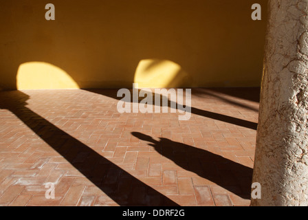 SCHATTEN EINES JUNGEN IN DER MEZQUITA Stockfoto