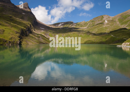 Überlegungen zum Bachalpsee See in der Jungfrauregion, Schweiz. Stockfoto