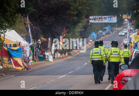 Balcombe, West Sussex, UK. 06. September 2013. Polizisten starten eine weitere Verschiebung in Balcombe, da Regen zu fallen beginnt... Die Anti-Fracking, die Umweltschützer protestieren gegen Probebohrungen durch Cuadrilla auf dem Gelände in West Sussex, die zu der umstrittenen Fracking-Prozess könnte. Bildnachweis: David Burr/Alamy Live-Nachrichten Stockfoto