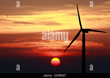 Skyscape mit Wolke und Sonne bei wechselnder Tageszeit Stockfoto