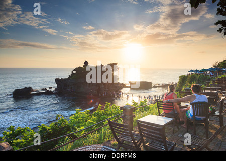 Indonesien, Bali, Touristen Sonnenuntergang am Tanah Lot Tempel Stockfoto