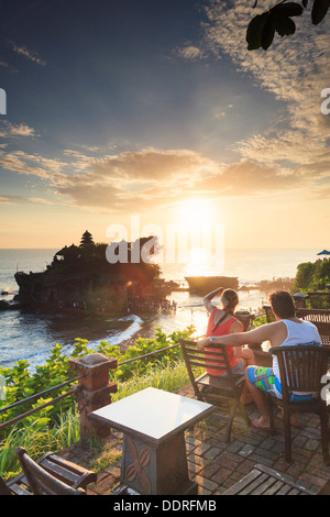 Indonesien, Bali, Touristen Sonnenuntergang am Tanah Lot Tempel Stockfoto